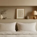 Cosa mettere nella nicchia sopra al letto? Le idee d’arredo pratiche da copiare subito