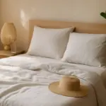 Biancheria estiva da letto: come rinfrescare la camera con tessuti leggeri e naturali